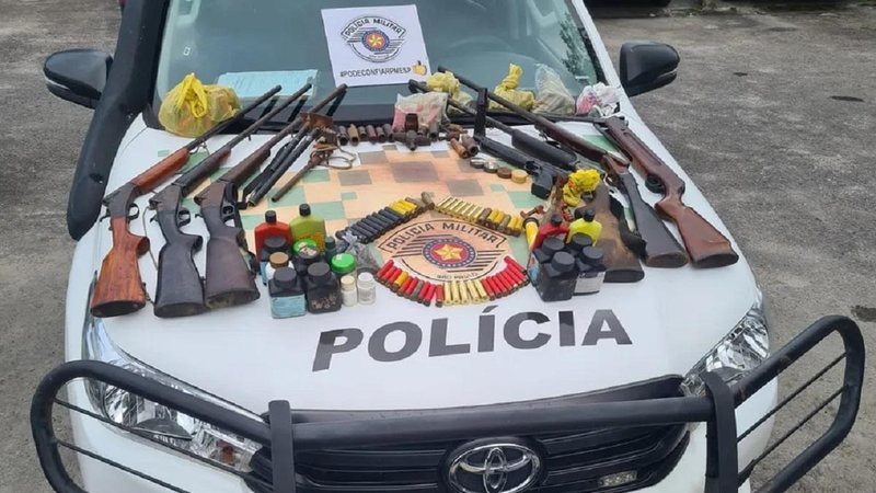 Armas apreendidas pelos policiais em Ubatuba, SP Carro furtado há 10 anos é apreendido pela Polícia Ambiental em Ubatuba - Foto: Polícia Ambiental