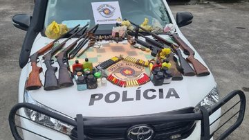 Armas apreendidas pelos policiais em Ubatuba, SP Carro furtado há 10 anos é apreendido pela Polícia Ambiental em Ubatuba - Foto: Polícia Ambiental