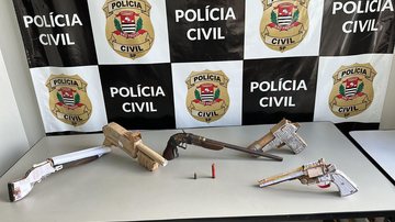 Arma apreendida pelos policiais Homem é preso com arma de fogo utilizada pelo neto para ameaçar alunos em escolas de Cajati arma - Foto: Polícia Civil
