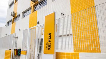 Unidade fica no bairro Samaritá, em São Vicente Escola Rei Pelé Escola com fachada em branco e laranja e o nome 'Rei Pelé' - Divulgação