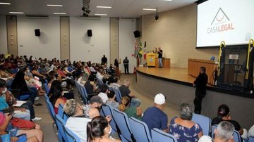 Agora, tanto o lote como a construção da casa estão legalizadas e com as documentações em dia Programa Casa Legal Pessoas sentadas assistindo um power point sobre o programa Casa Legal - Imagem Ilustrativa