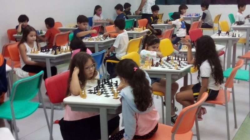 Crianças durante disputa de xadrez Torneio de xadrez escolar ocorre em Santos neste sábado (15) - Imagem: Divulgação / Circuito Metropolitano de Xadrez Escolar