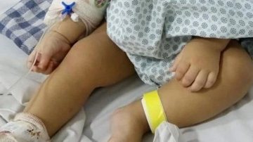 O pequeno foi socorrido imediatamente e levado ao hospital infantil da Santa Casa de Santos, onde passou por uma cirurgia de emergência, mas infelizmente os dedinhos não puderam ser recuperados - Viver em Santos e Região