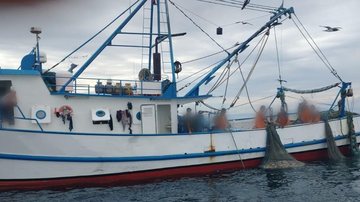 Pescador foi autuado pela Polícia Ambiental Marítima Pesca irregular Barco de pesca com irregularidades - Divulgação