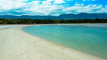A belíssima praia de Itaguaré está localizada na cidade de Bertioga Praia de Itaguaré Visão panorâmica da praia de Itaguaré, com a Serra do Mar ao fundo - Diego Bachiéga