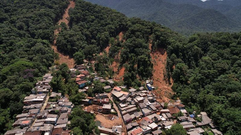 Chuvas recordes alteraram relevo dos morros, segundo o prefeito Felipe Augusto São Sebastião tem cinco novas áreas de risco após um mês da tragédia das chuvas Área de deslizamento de terra em São Sebastião, próximo à residências - Amanda Perobelli/REUTERS