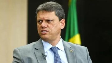 Tarcísio está sendo acompanhado pelo Dr. Esper Kallás, presidente do Instituto Butantan - Reprodução/Internet