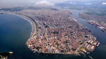 Cidade ficou atrás apenas de São José do Rio Preto, no interior paulista Santos segue entre as cidades com melhor saneamento básico do Brasil Foto aérea de Santos - Prefeitura de Santos