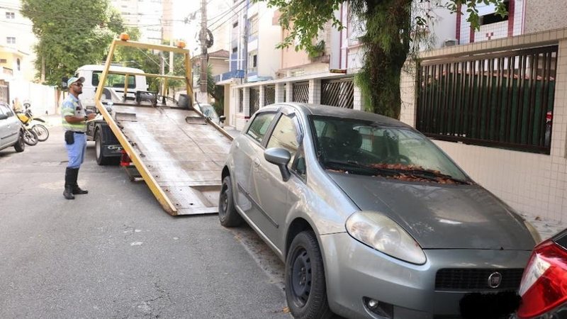 Em 2022, do total de 741 veículos abandonados, 619 foram retirados pelos proprietários, enquanto outros 122 foram guinchados Santos: 60 veículos abandonados são removidos das ruas a cada mês Carro sendo guinchado em Santos - Raimundo Rosa/Prefeitura de Santos