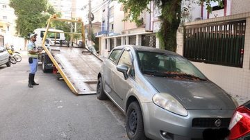 Em 2022, do total de 741 veículos abandonados, 619 foram retirados pelos proprietários, enquanto outros 122 foram guinchados Santos: 60 veículos abandonados são removidos das ruas a cada mês Carro sendo guinchado em Santos - Raimundo Rosa/Prefeitura de Santos