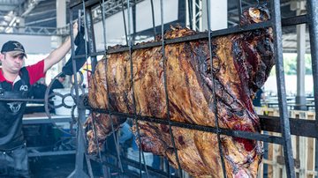 Estará em todos os dias do evento Carnivoria Homem assando costelas bovinas inteiras - Divulgação/Prefeitura de Bertioga