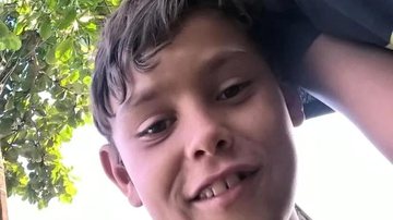 Carlos, junto de um colega, subiu na construção para buscar a bola, mas em dado momento a estrutura não resistiu - Arquivo Pessoal