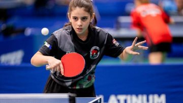 Atualmente a mesatenista coleciona títulos Mesatenista de Bertioga é convocada para projeto da Confederação Brasileira Tênis de Mesa Atleta Sarah Weizman jogando tênis de mesa - Divulgação/Prefeitura de Bertioga