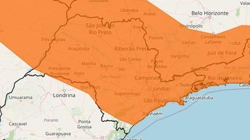 Segundo o Inmet, há risco de chuvas de até 100 mm por dia e ventos intensos Estado de SP segue em alerta laranja para chuvas intensas Mapa do estado de SP com indicação em laranja de áreas com risco de chuvas intensas - Reprodução/Inmet