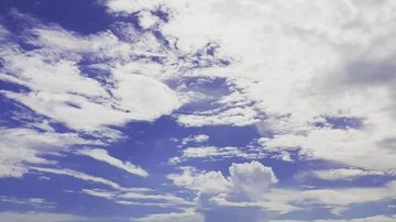 Céu com nuvens na orla de Praia Grande Olá! Fique bem informado com o seu resumo de notícias desta terça-feira (7) Céu com nuvens na orla de Praia Grande, desde a praia do Canto do Forte - Esther Zancan