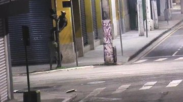 Momento em que meliante sobe no poste para arrancar semáforo Câmeras flagram furto de semáforo no Centro de Santos - Divulgação/Prefeitura de Santos