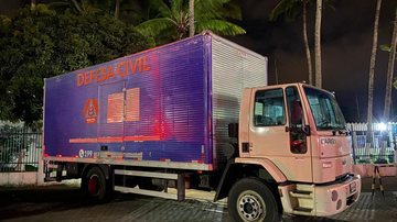 Donativos ficarão centralizados no Ginásio Municipal José de Souza Gringo ‘Gringão’ Primeiro caminhão com donativos do Governo do Estado de SP chega a São Sebastião Foto mostra caminhão da Defesa Civil do Governo do Estado de São Paulo com os primeiros don - Divulgação/Prefeitura de São Sebastião