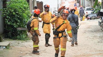 Equipe de resgate atua principalmente na região de São Sebastião, a mais afetada pelas fortes chuvas Equique de resgate Equipe de resgate no litoral de SP - Divulgação