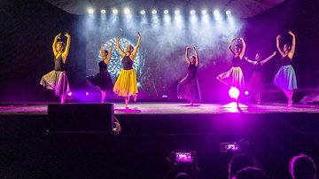 Dia Internacional da Mulher, o Espaço Cultural Praia recebe, a partir das 19 horas, diversas apresentações Mês da Mulher tem extensa programação em diversas áreas da Cidade Bailarinas dançando em uma apresentação na cidade - Divulgação/Prefeitura de Bertioga