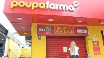 Rede de farmácias demitiu mais de mil funcionários em fevereiro deste ano Poupafarma terá que pagar salários e verbas de funcionários que foram demitidos Fachada de unidade da rede Poupafarma fechada - Nando Santos/Sincofarma