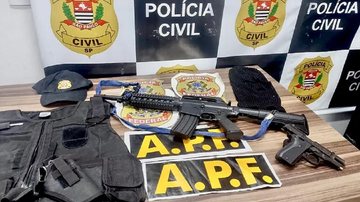 Armas apreendidas pela Polícia Civil de Ilhabela Polícia Civil de Ilhabela prende homem com pistola automática e réplica de fuzil - Foto: Polícia Civil