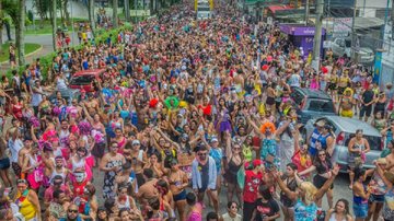 Bloco será realizado neste domingo (19), das 10h às 15h, na Arena de Eventos da Praia do Itararé Bloco de Carnaval Foliões reunidos na rua de São Vicente - Divulgação