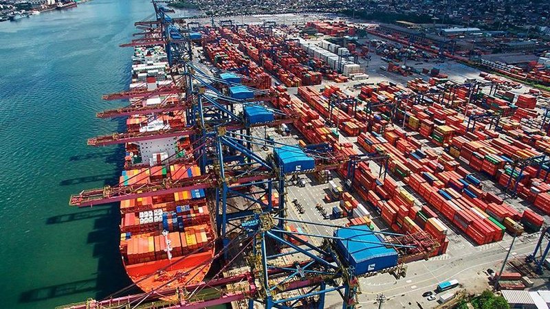 Além do escoamento de produtos a granel , o porto também tem grande movimentação de containers TERMINAL DE CONTAINERS Visão aérea do terminal de containers - SPA