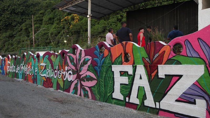 Fachada de Fábrica de Artefatos em Santos Santos inaugura fábrica de artefatos e zeladoria Muro grafitado de fábrica - Imagem: Divulgação / Marcelo Martins / Prefeitura de Santos