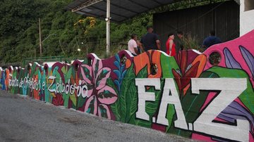 Fachada de Fábrica de Artefatos em Santos Santos inaugura fábrica de artefatos e zeladoria Muro grafitado de fábrica - Imagem: Divulgação / Marcelo Martins / Prefeitura de Santos