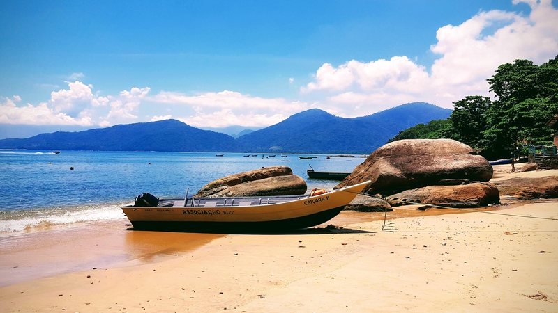 Praia de Picinguaba, em Ubatuba Olá! Fique bem informado com o seu resumo diário de notícias Praia de Picinguaba, em Ubatuba, em dia ensolarado, com barquinho na areia - Rodolfo Giglioli/Unsplah