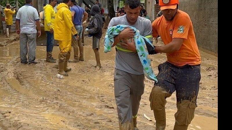 Homem resgata bebê em área alagada de São Sebastião, no litoral norte de SP capa - Veja como ajudar as vítimas das chuvas e alagamentos no litoral de SP - Imagem: Prefeitura de São Sebastião