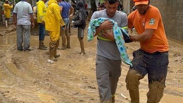 Homem resgata bebê em área alagada de São Sebastião, no litoral norte de SP capa - Veja como ajudar as vítimas das chuvas e alagamentos no litoral de SP - Imagem: Prefeitura de São Sebastião