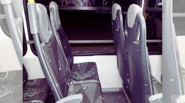 Ato de vandalismo ocorreu na rodovia Rio-Santos (SP-55), em Juquehy Ônibus que havia acabado de ser entregue à população sofre vandalismo em São Sebastião Bancos do ônibus vandalizado com cacos de vidro da janela quebrada - Prefeitura de São Sebastião