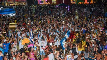 Desfile do então bloco Bisnetos de Cacique em 2018 Carnaval 2018 - Bisnetos de Cacique Centenas de foliões ocupando a avenida da praia em Bertioga - Arquivo/Prefeitura de Bertioga