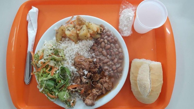 Mudança também atende a uma antiga demanda da população, especialmente dos comerciantes da região central Bom Prato do centro de São Vicente será transferido para a comunidade México 70 Bandeja de refeição do restaurante Bom Prato - Reprodução