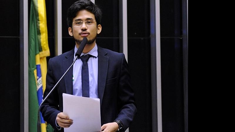 Durante o congresso, Kataguiri explicou que o MBL está montando o livro Amarelo, que fomenta teses de projeto político Kim Kataguiri Congresso Nacional Deputado Kim Kataguiri no pulpito do plenário da Câmara dos Deputados - Câmara dos Deputados