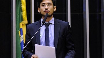 Durante o congresso, Kataguiri explicou que o MBL está montando o livro Amarelo, que fomenta teses de projeto político Kim Kataguiri Congresso Nacional Deputado Kim Kataguiri no pulpito do plenário da Câmara dos Deputados - Câmara dos Deputados