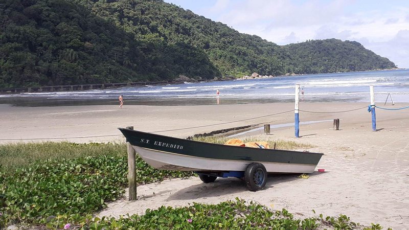 Barquinho de pesca na praia do Canto do Forte, em Praia Grande Olá! Fique bem informada nesta terça-feira (18) com o seu resumo de notícias - Esther Zancan