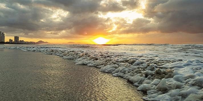 Nascer do sol na praia do bairro Vila Caiçara em Praia Grande Tempo no litoral de SP - Foto: Yuri Wiazowski