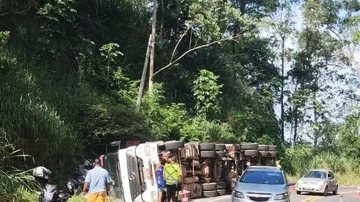 Carreta de transbordo de lixo tombou na região norte da cidade. Ninguém ficou ferido Carreta tomba na SP-55, em São Sebastião (SP) - Foto: Facebook/Radar Litoral