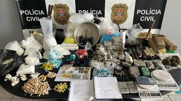 Ação aconteceu na manhã de terça-feira (18) na rua Sambaiatuba Polícia prende suspeito de coordenar tráfico de drogas em São Vicente Material apreendido com suspeito de tráfico de drogas em São Vicente - DISE