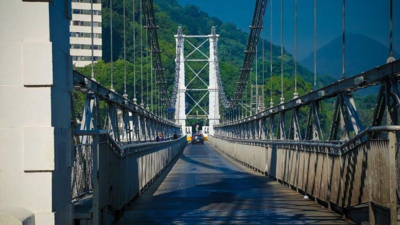 Atualmente, serviços permanecem com a recuperação das estruturas metálicas Ponte Pênsil Visão horizontal da ponte Pênsil - Divulgação