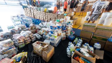 Doações serão encaminhadas para as vítimas da tragédia no litoral Doações Produtos empilhados para doação às vítimas das fortes chuvas - Divulgação