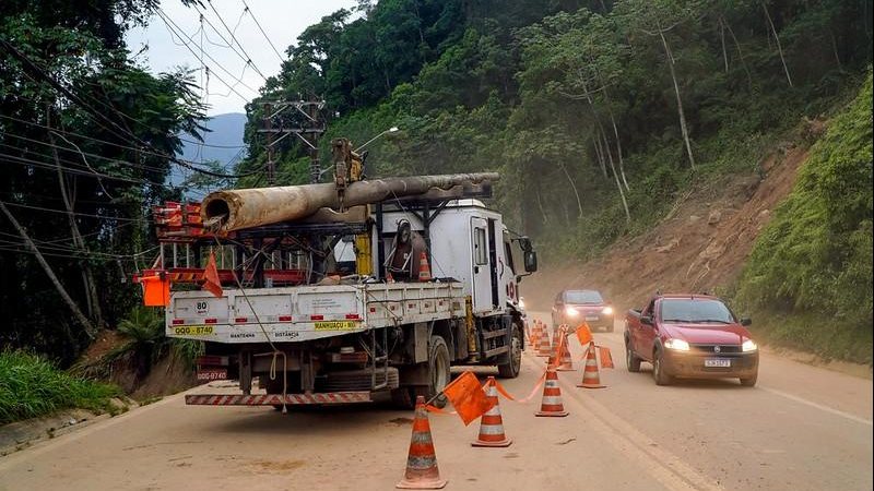 Exército utilizou retroescavadeiras, tratores, entre outros equipamentos, para liberar seis trechos da rodovia Governo de SP desobstrui último trecho da rodovia Rio-Santos - Divulgação/Governo do Estado de São Paulo