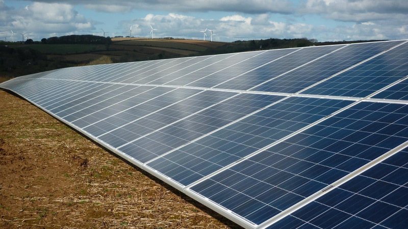 Capaz de abastecer uma cidade de aproximadamente 100 mil habitantes, o projeto contará com 32 fazendas solares, localizadas no interior do estado Empresa de enregia solar compartilhada já está em operação em cinco cidades do litoral de SP Placas de energia - Pixabay