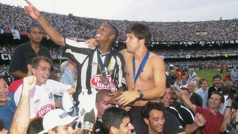Robinho e Diego comemoram o Campeonato Brasileiro de 2002 SANTOS FC CAMPEÃO BRASILEIRO 2002 Jogadores Robinho e Diego carregados após o título do brasileirão de 2002 - Lendas do futebol