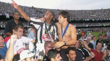 Robinho e Diego comemoram o Campeonato Brasileiro de 2002 SANTOS FC CAMPEÃO BRASILEIRO 2002 Jogadores Robinho e Diego carregados após o título do brasileirão de 2002 - Lendas do futebol