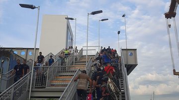 Ciclistas sofrem para subir a escadaria da nova passarela PASSARELA ALFÂNDEGA Pessoas subindo escadaria - Reprodução: Facebook