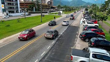 Tráfego intenso nos dois sentidos da Rio-Santos Rio-Santos Alto fluxo de veículos na rodovia Rio-Santos - Reprodução/DER-SP