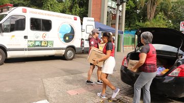 Voluntários durante arrecadação no Orquidário de Santos Ação em Santos arrecada donativos para desabrigados no Litoral Norte - Imagem: Divulgação / Raimundo Rosa / Projeto Joaninha